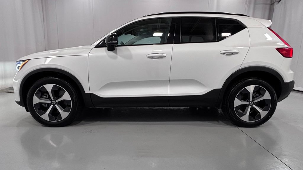 Certified 2026 Volvo XC40 B5 Plus AWD/4WD image 9