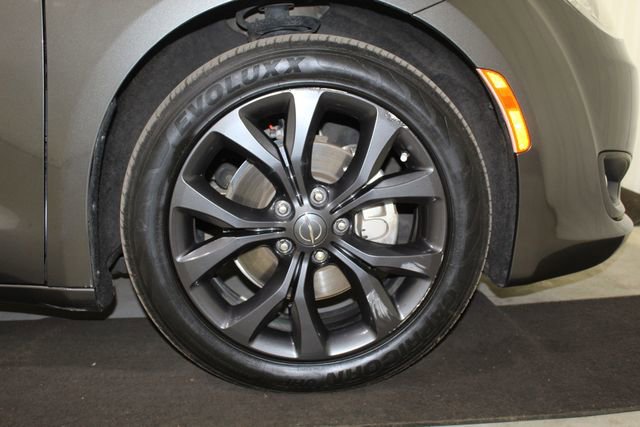 Used 2020 Chrysler Pacifica Touring w/ S Appearance Package image 25