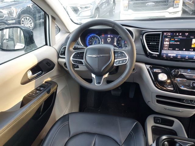 Used 2024 Chrysler Pacifica Touring-L image 11
