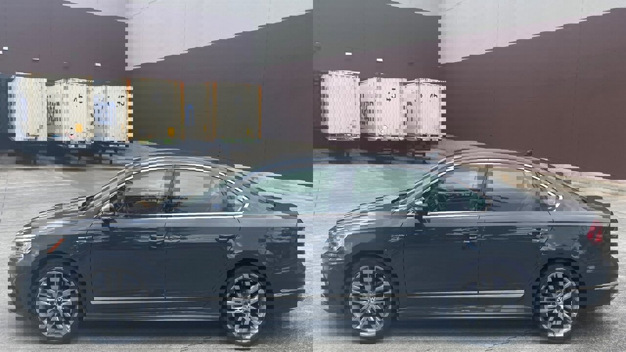 Used 2017 Volkswagen Passat 1.8T R-Line w/ R-Line Lighting Package FWD image 2