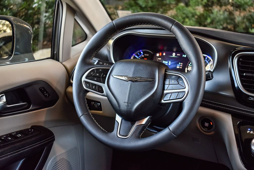 Used 2022 Chrysler Pacifica Touring-L image 14