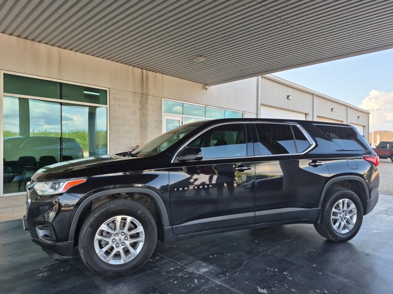 Used 2021 Chevrolet Traverse LS FWD image 2