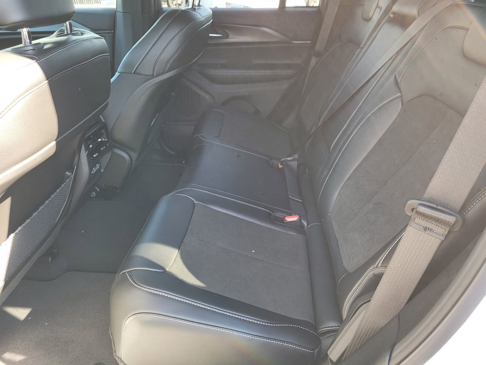 New 2025 Jeep Grand Cherokee Altitude image 8