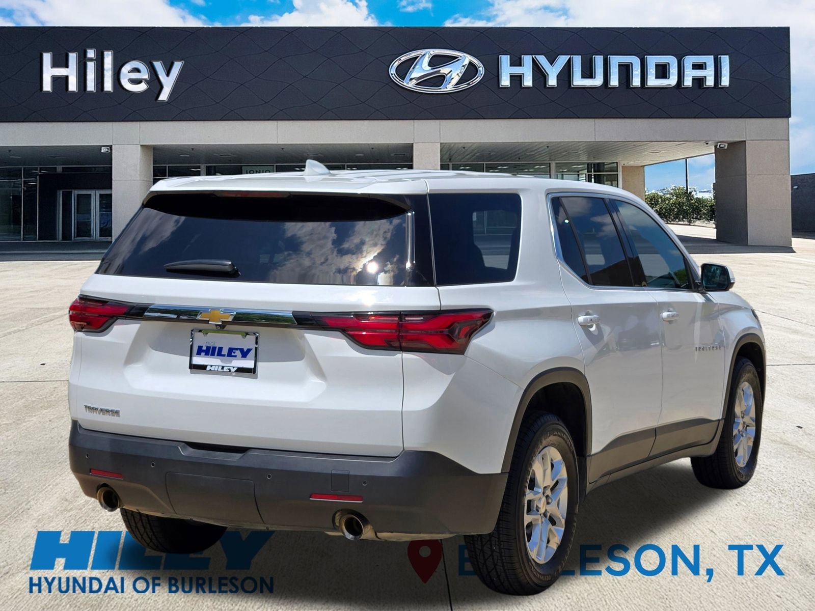 Used 2023 Chevrolet Traverse LS w/ Safety Package FWD image 4