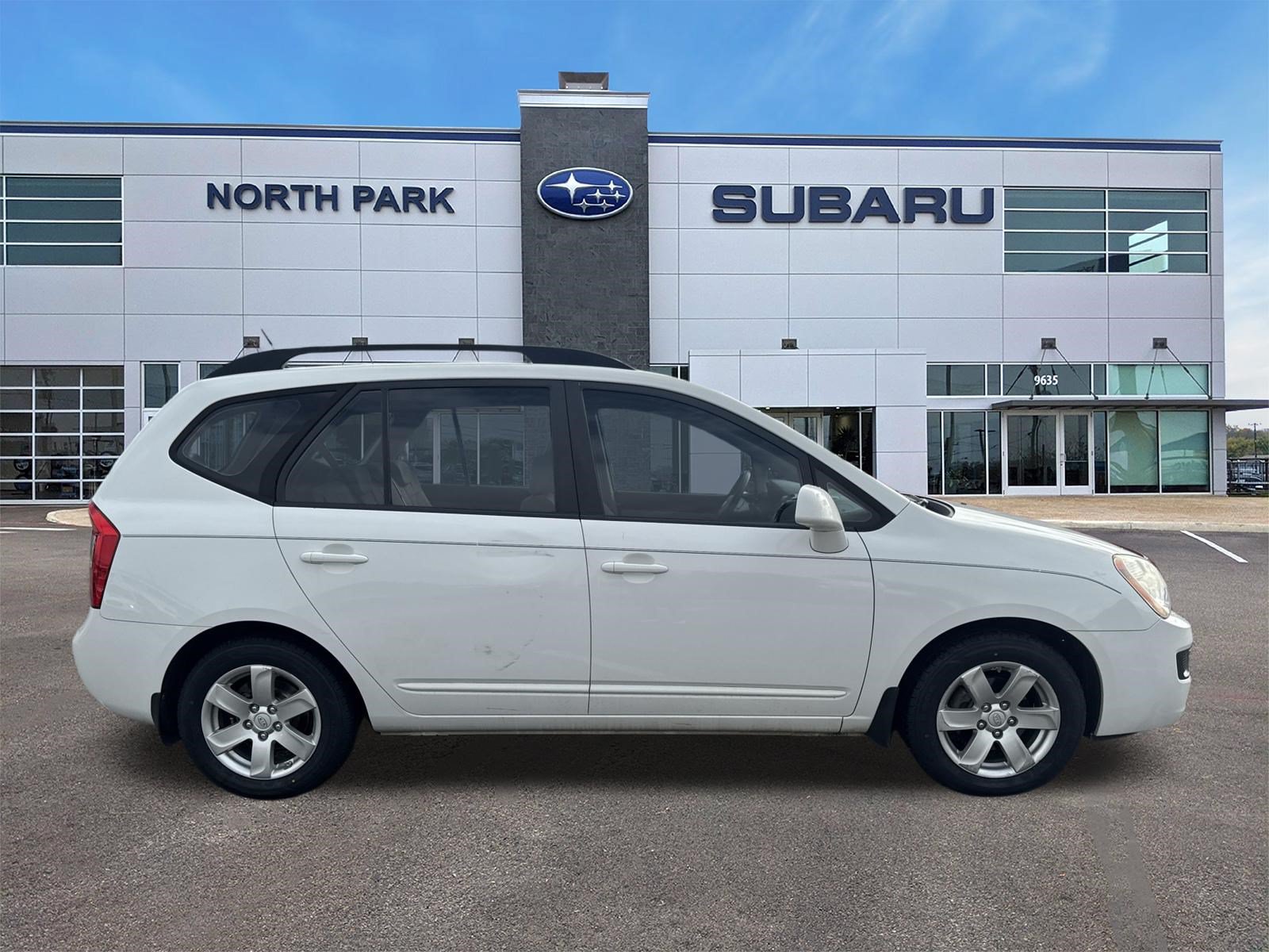 Used 2009 Kia Rondo LX FWD image 3