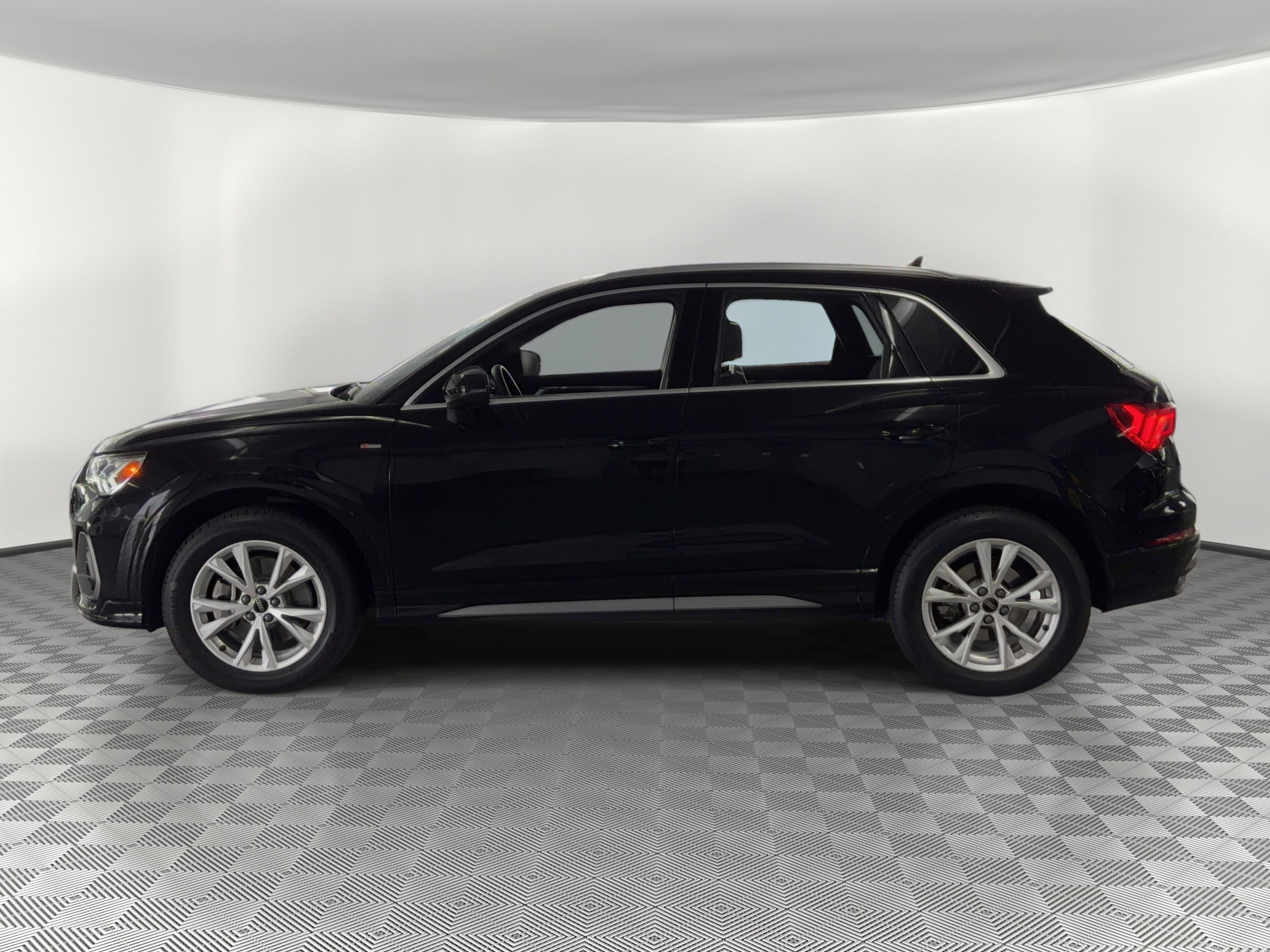 Certified 2025 Audi Q3 2.0T Premium w/ Convenience Package image 2