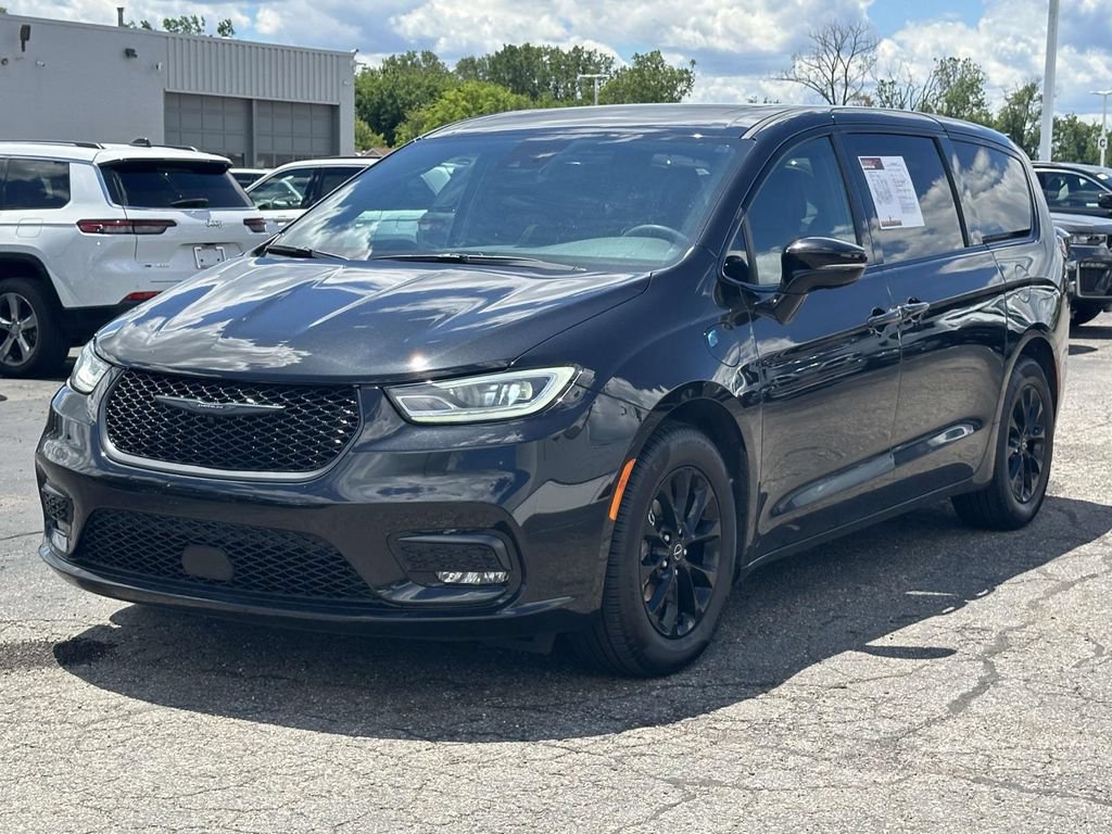 Used 2023 Chrysler Pacifica Limited w/ Uconnect Theater Family Group FWD image 7
