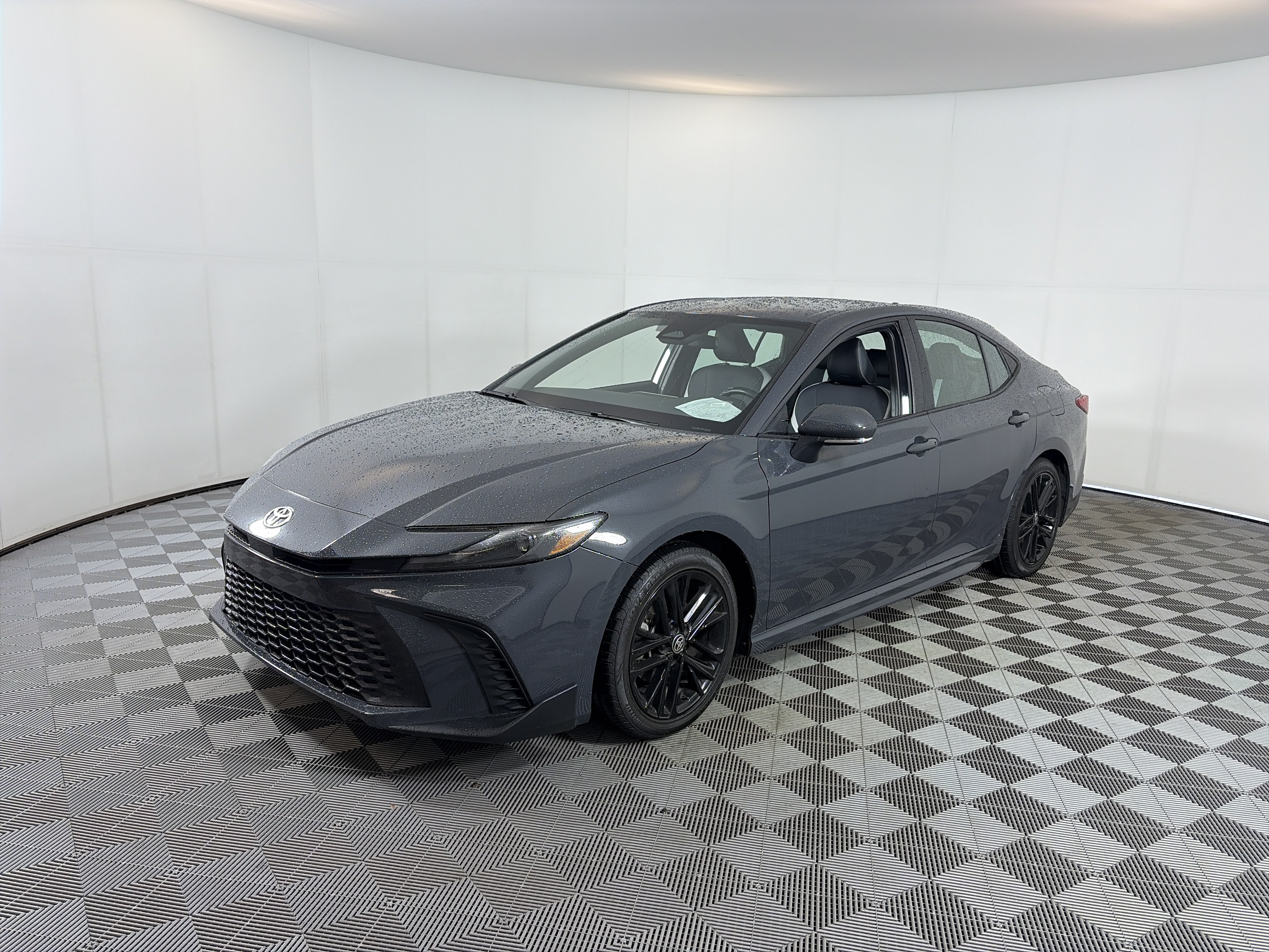 Used 2025 Toyota Camry SE FWD image 2