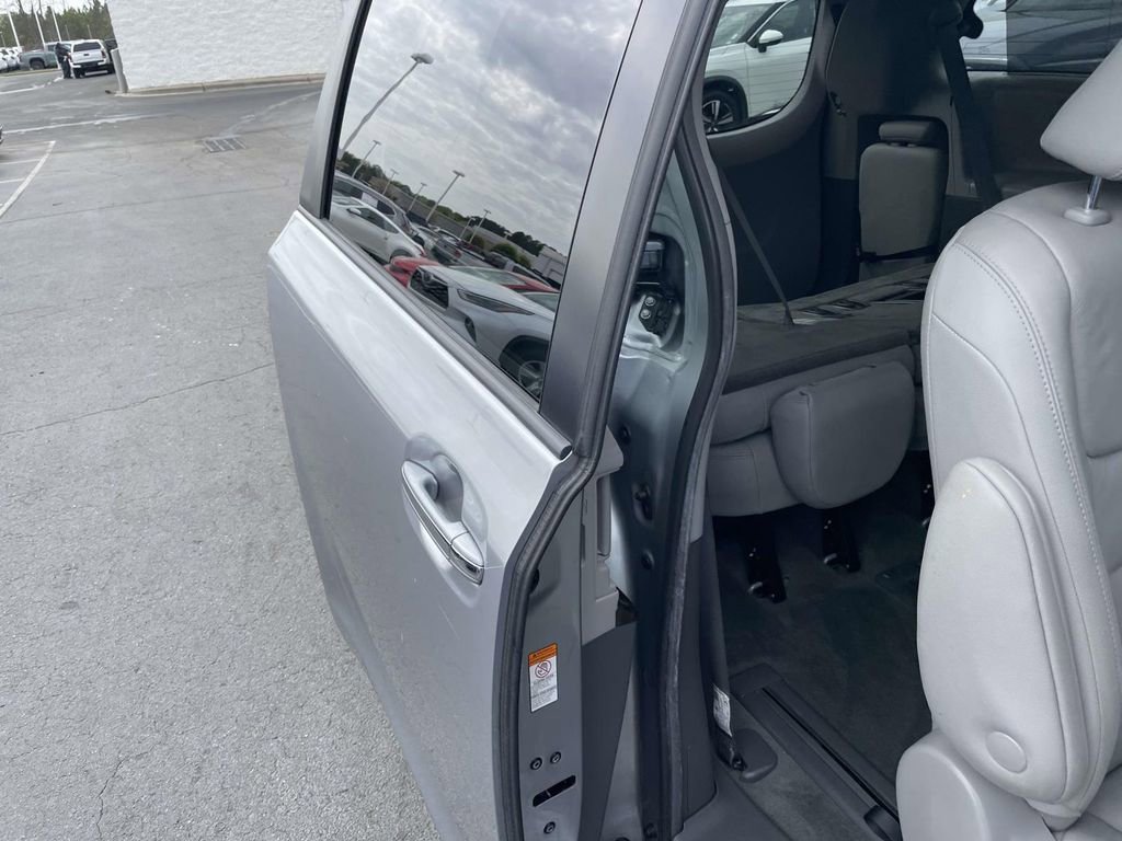 Used 2018 Toyota Sienna XLE Premium image 44