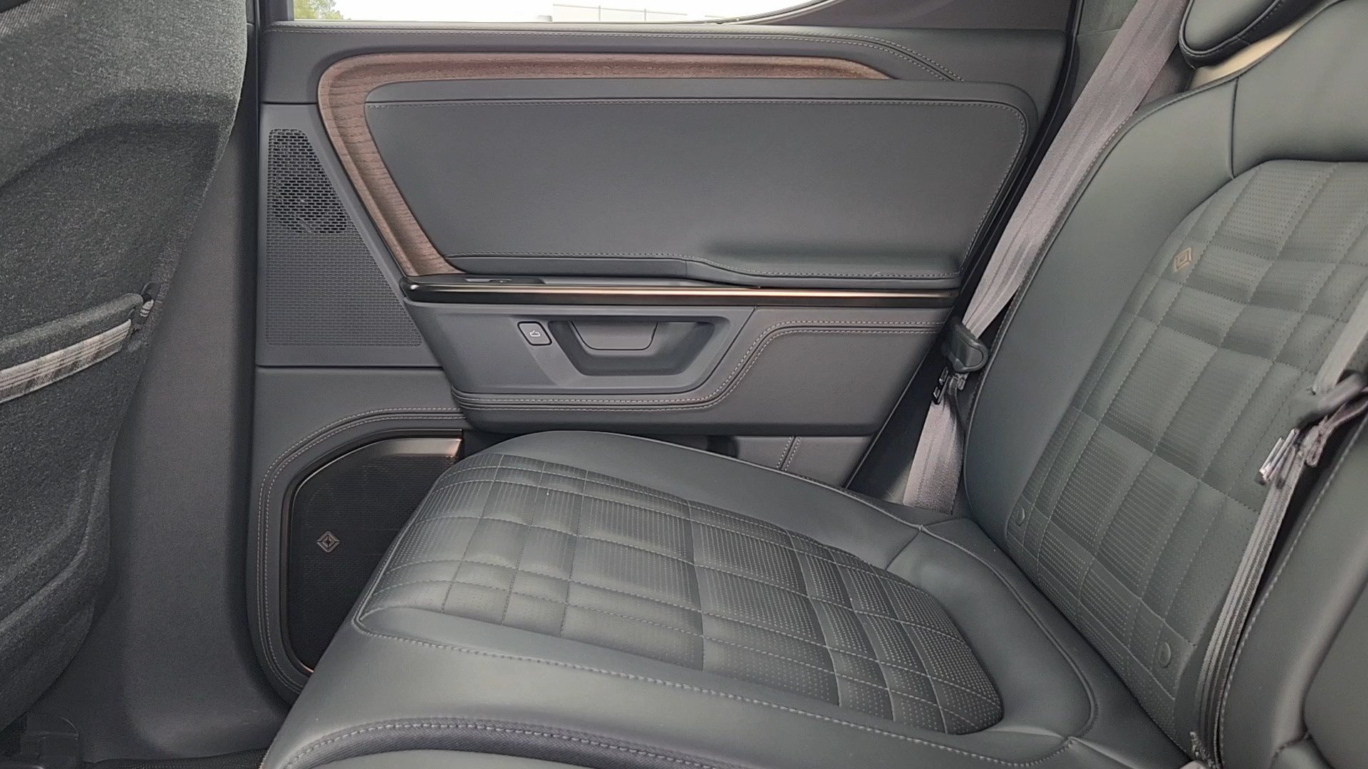 Used 2025 Rivian R1T Premium Tri AWD/4WD image 17