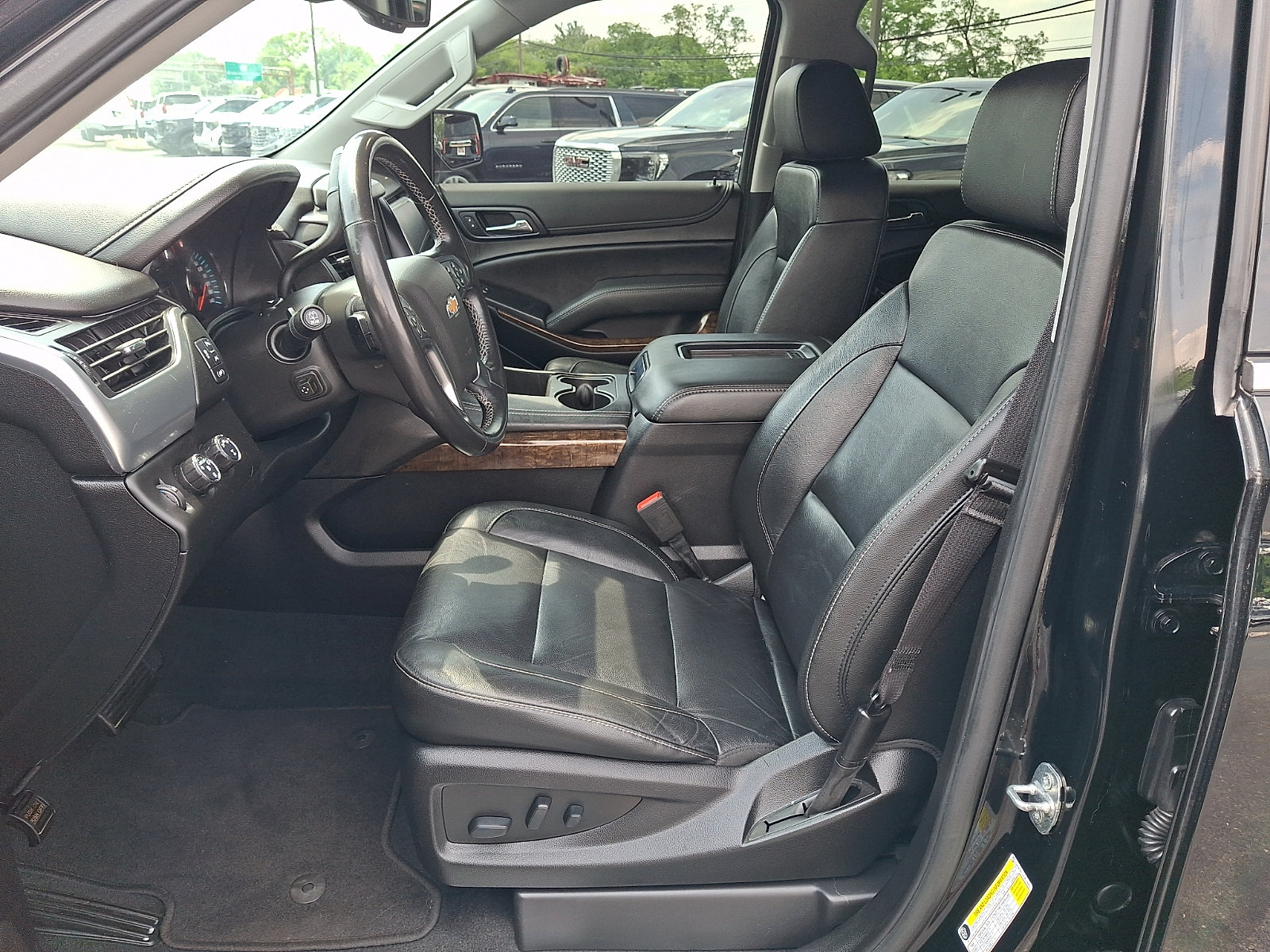 Used 2020 Chevrolet Suburban LT w/ Luxury Package AWD/4WD image 15