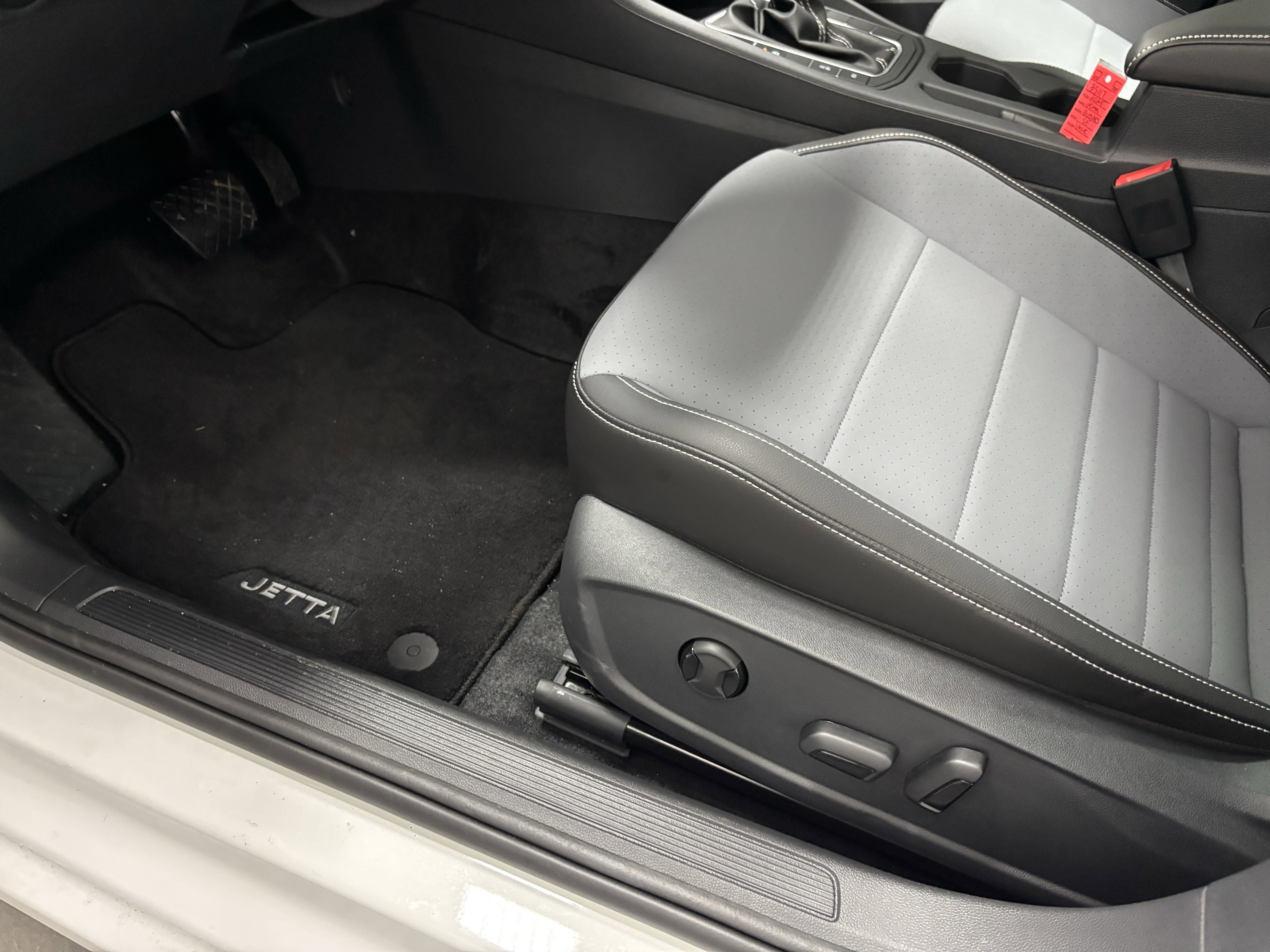 New 2025 Volkswagen Jetta SE image 4