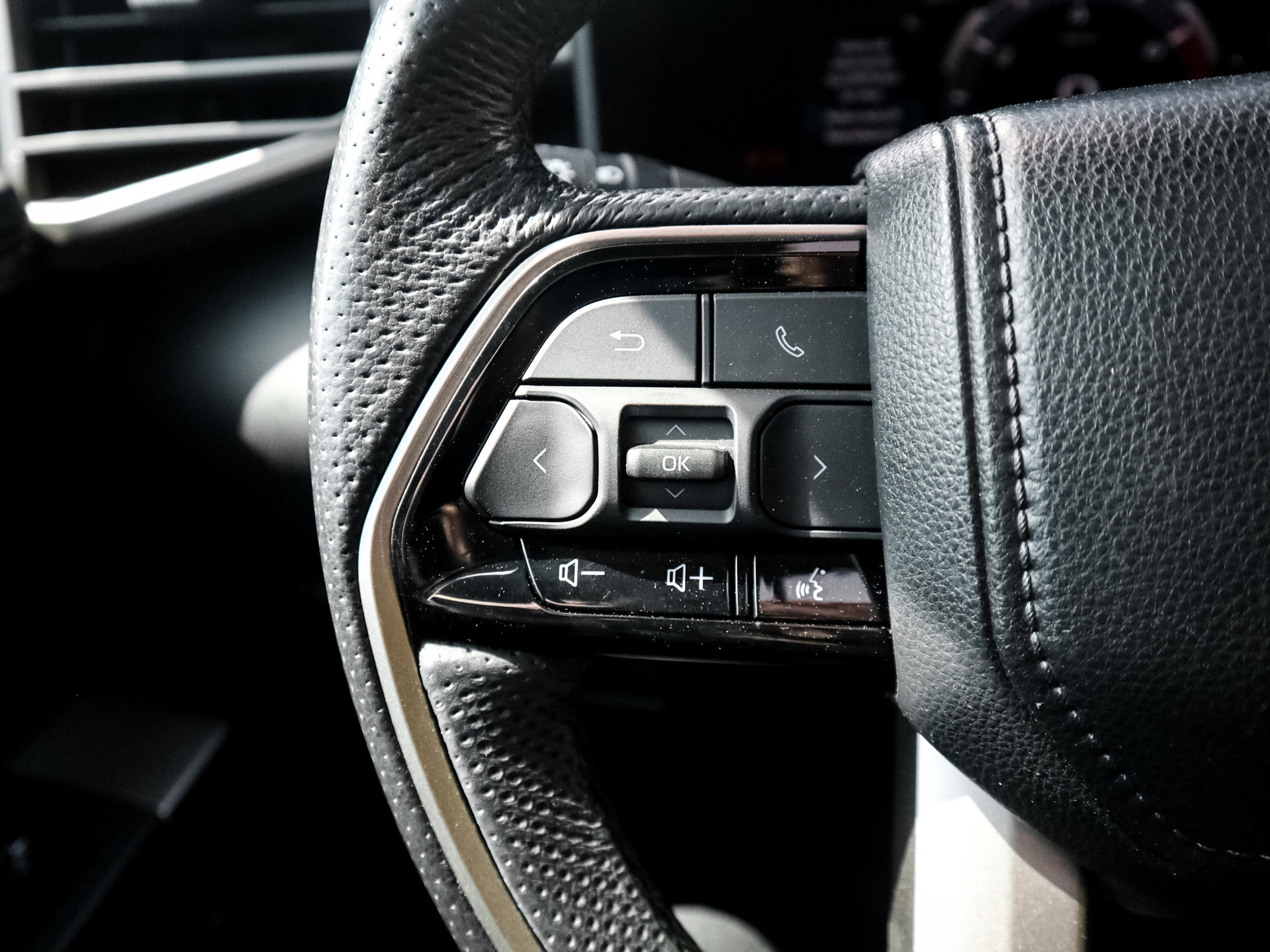 Used 2024 Toyota Sequoia SR5 w/ SR5 Premium Package AWD/4WD image 19