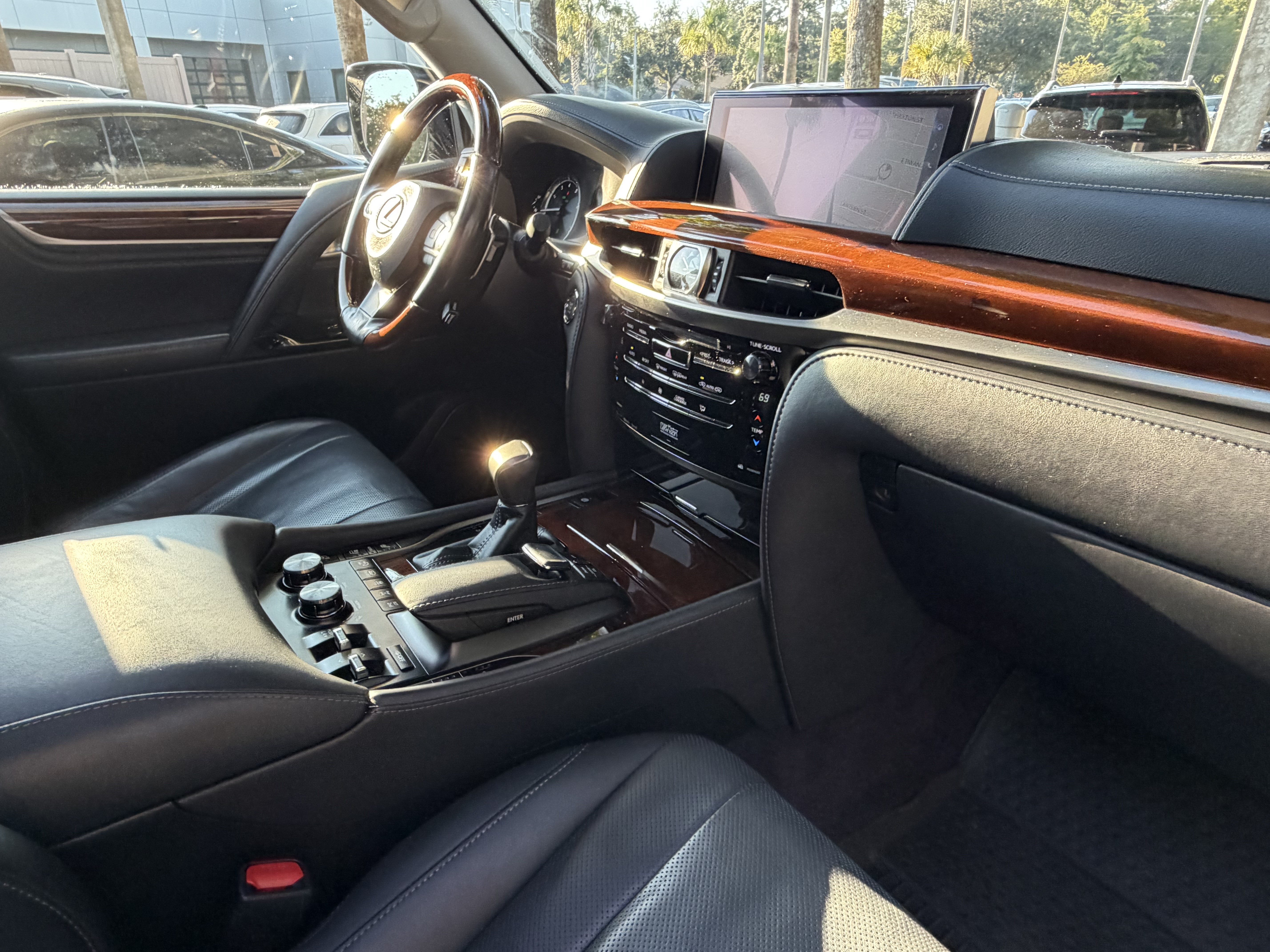 Used 2017 Lexus LX 570 4WD w/ Luxury Package image 48