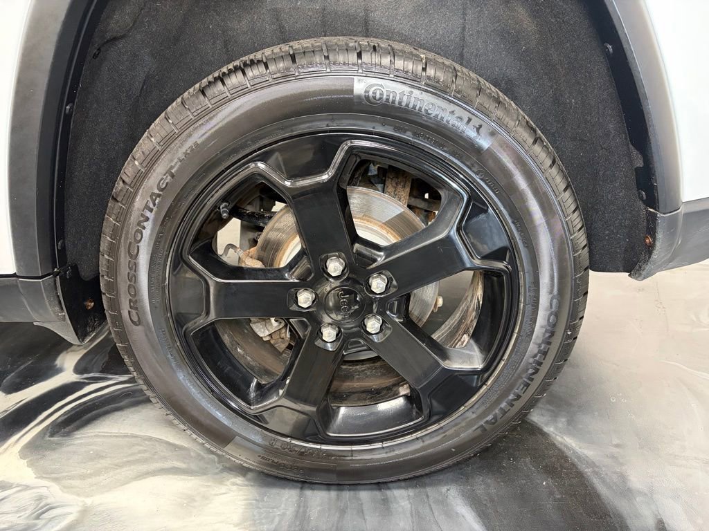 Used 2020 Jeep Grand Cherokee Laredo AWD/4WD image 22