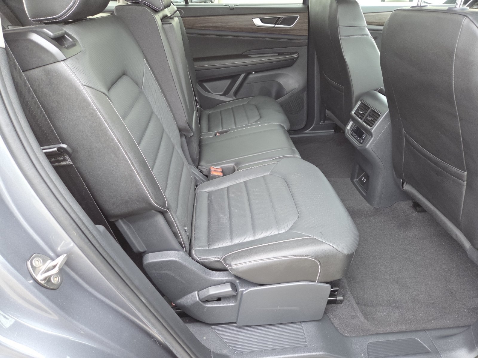 Used 2024 Volkswagen Atlas SEL AWD/4WD image 22