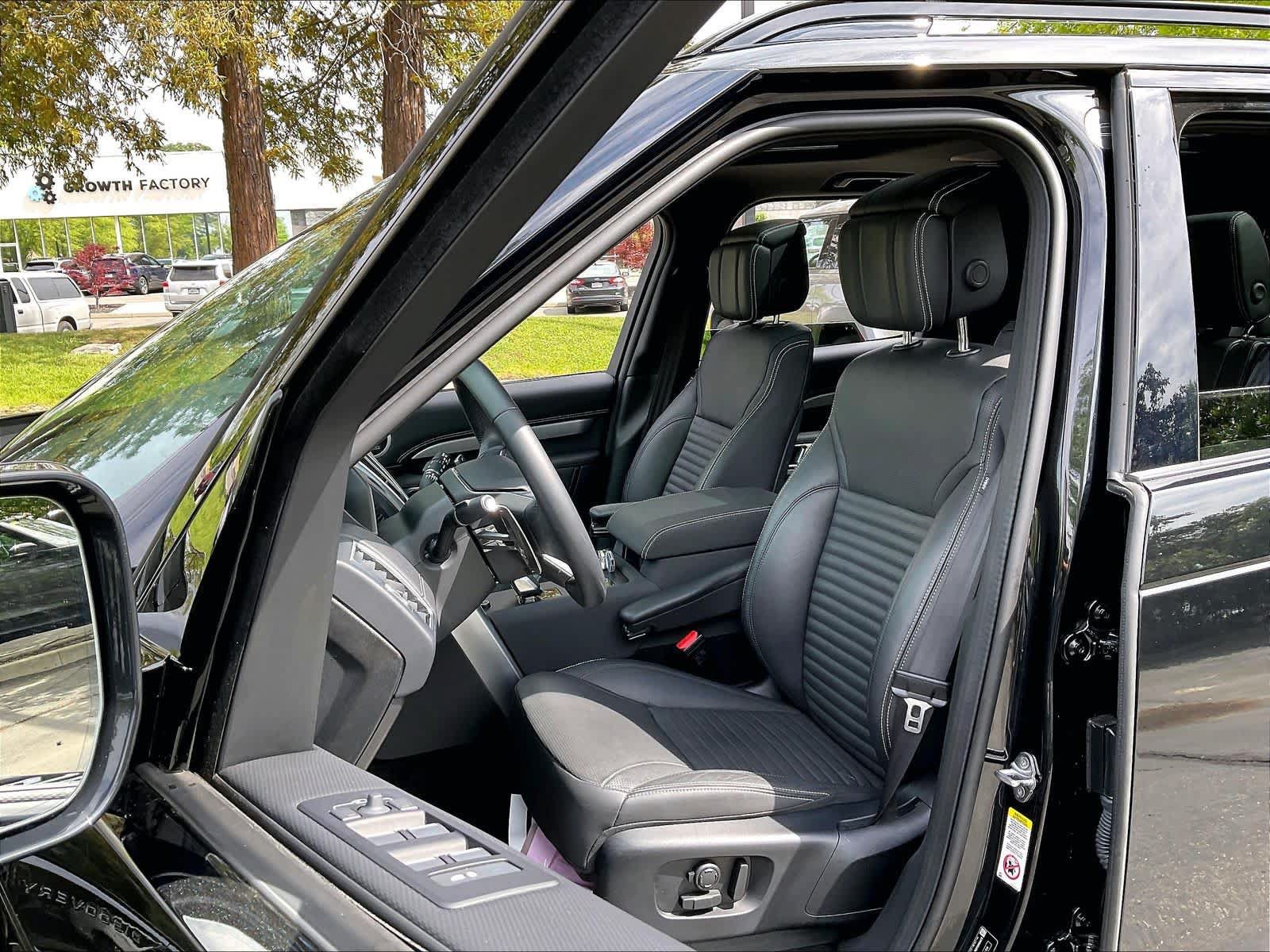 Used 2025 Land Rover Discovery Dynamic SE AWD/4WD image 25