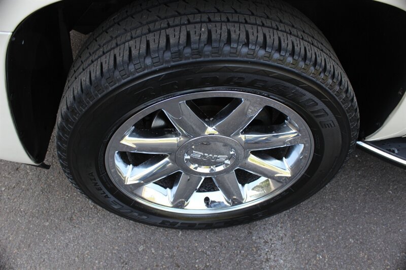 Used 2014 GMC Yukon XL Denali AWD/4WD image 22