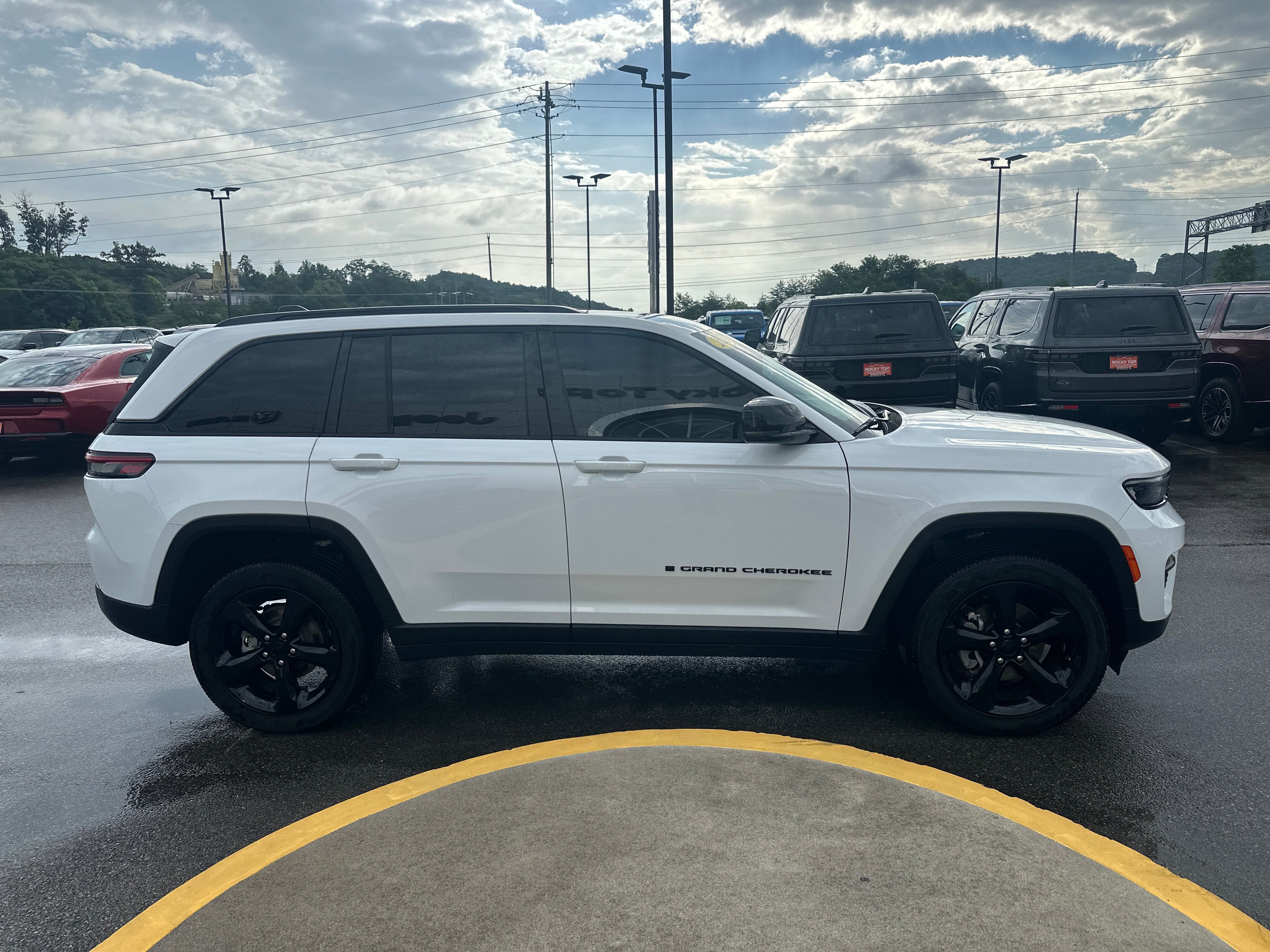 Used 2024 Jeep Grand Cherokee Altitude AWD/4WD image 6
