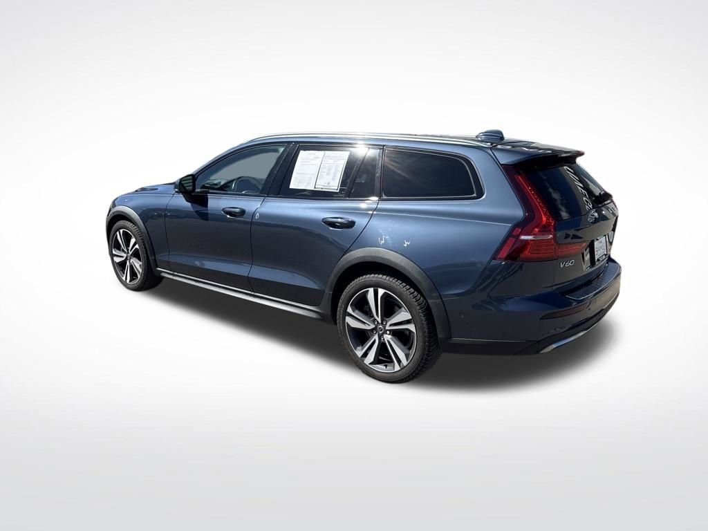 Used 2023 Volvo V60 B5 Cross Country Plus w/ Climate Package image 3