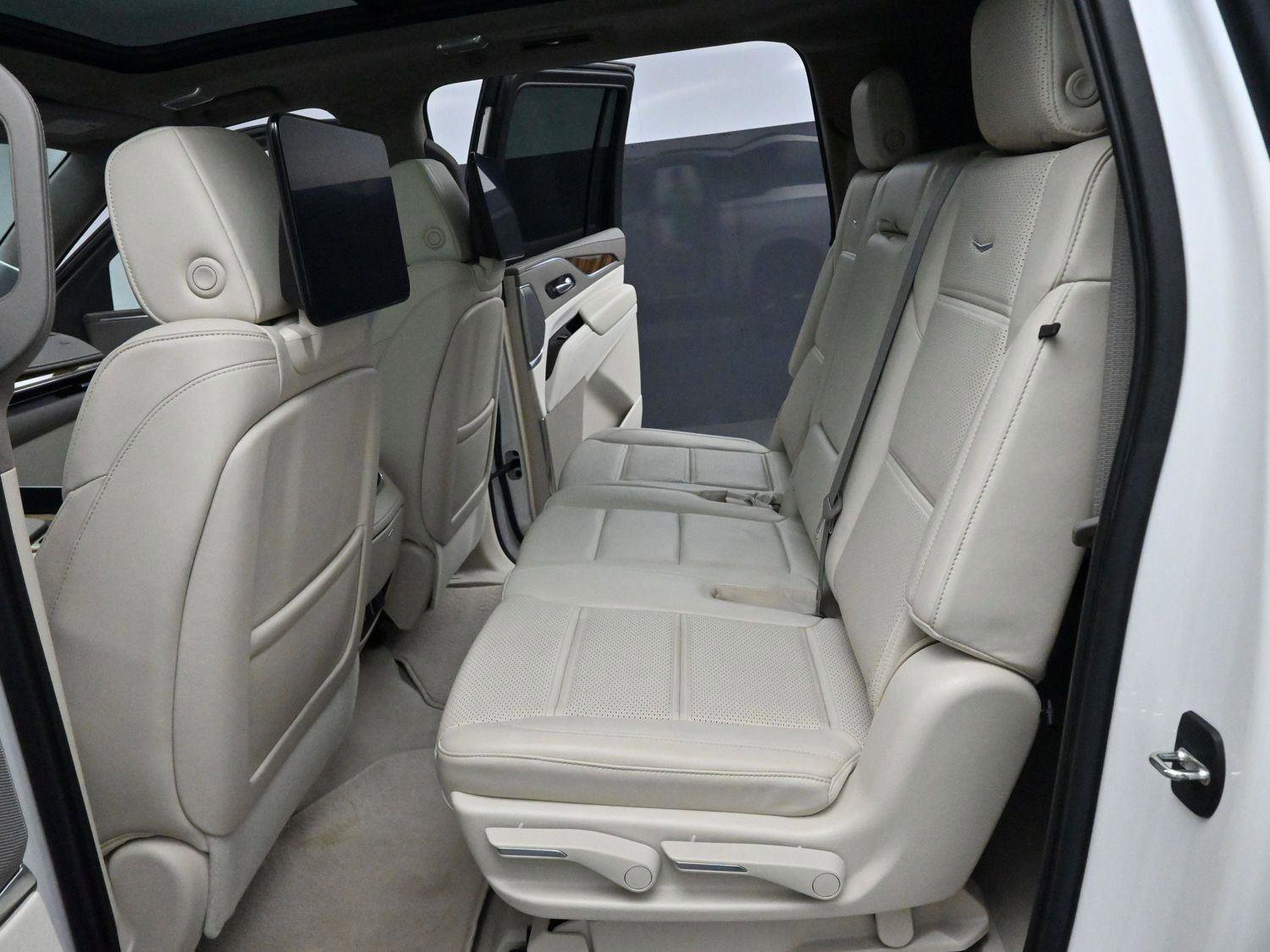 Certified 2022 Cadillac Escalade ESV Sport Platinum w/ Heavy-Duty Trailer Package image 32