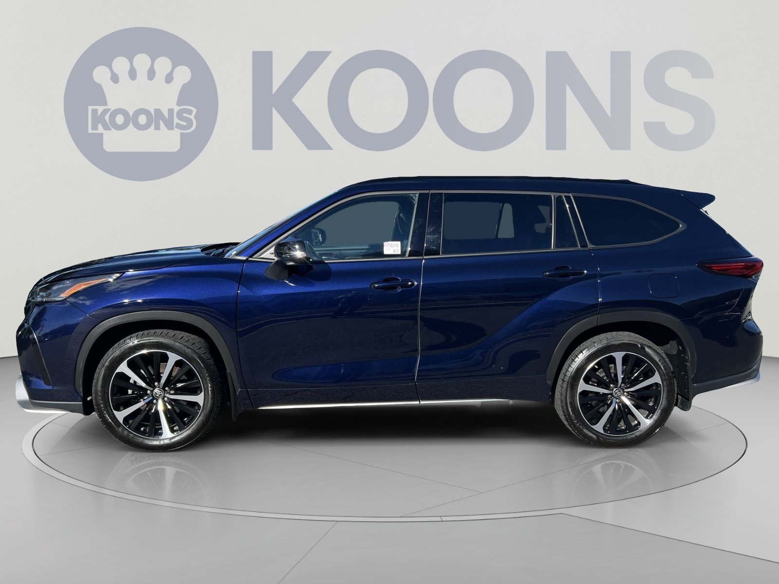 Used 2022 Toyota Highlander XSE AWD/4WD image 2