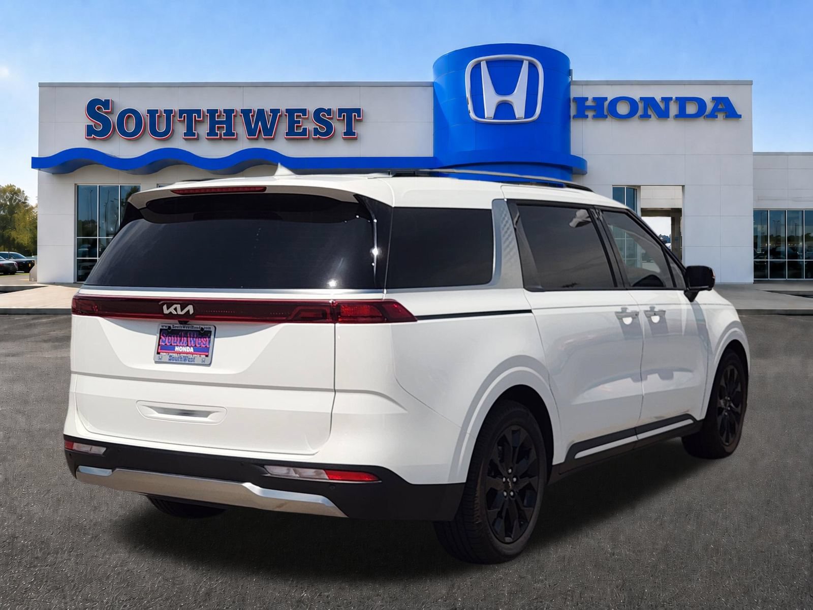 Used 2024 Kia Carnival SX FWD image 5