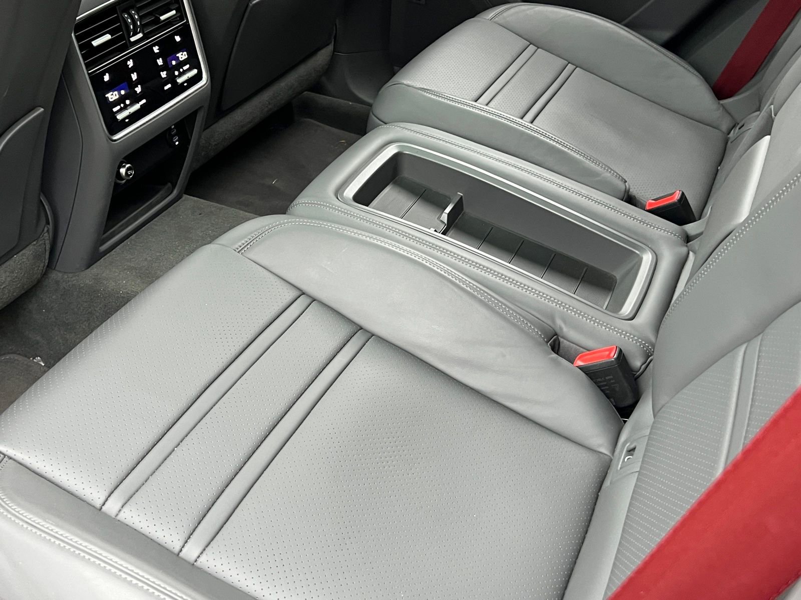 Certified 2022 Porsche Cayenne Platinum Edition image 19