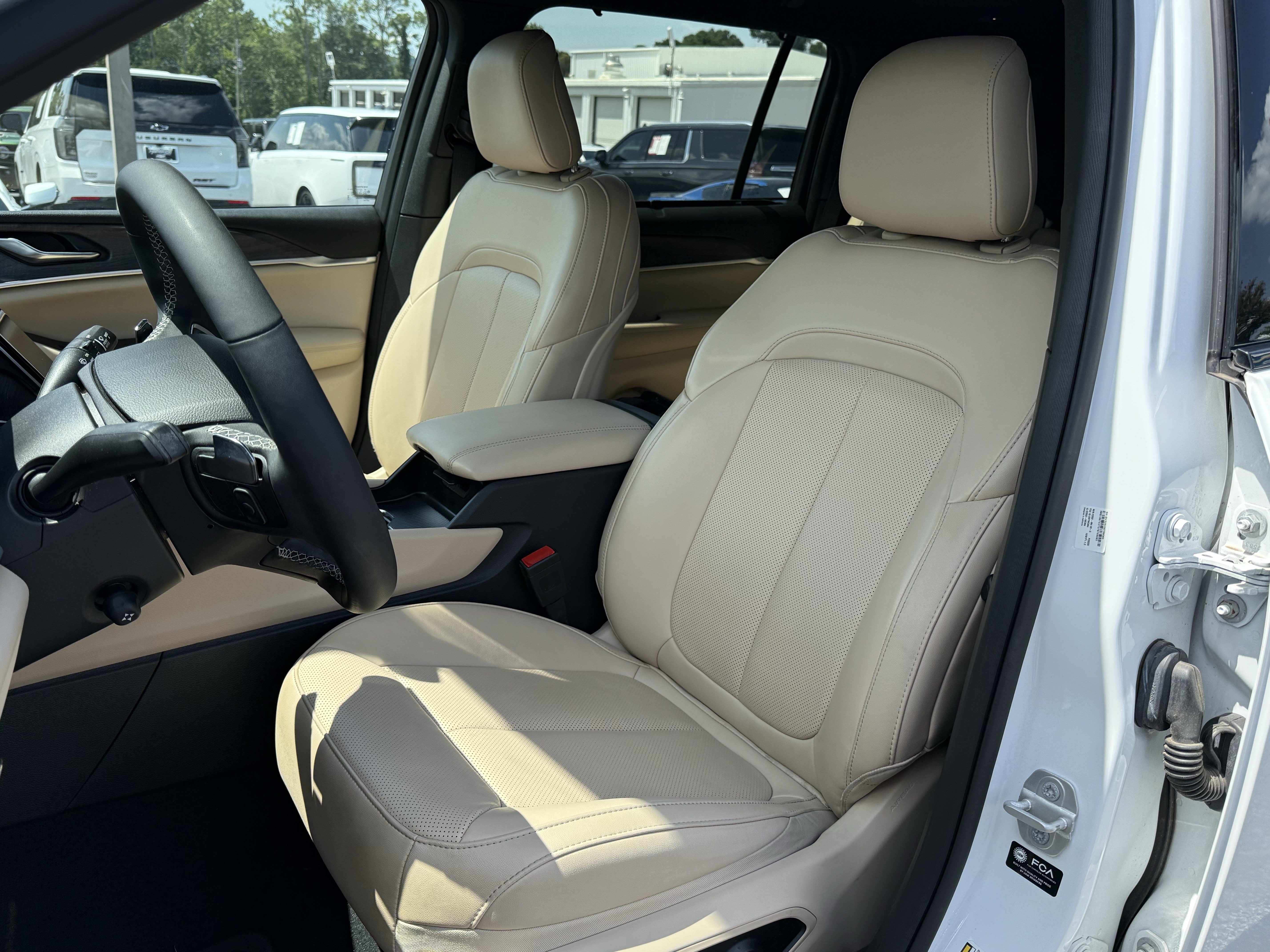 Used 2024 Jeep Grand Cherokee L Limited w/ Luxury Tech Group II RWD image 16