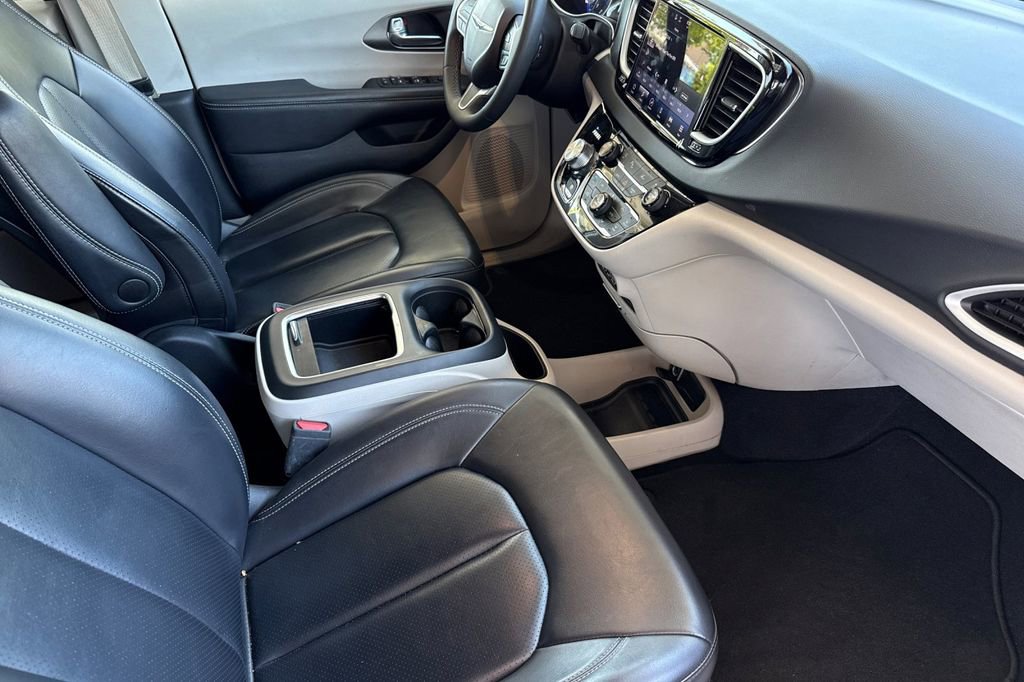 Used 2023 Chrysler Pacifica Touring-L FWD image 24