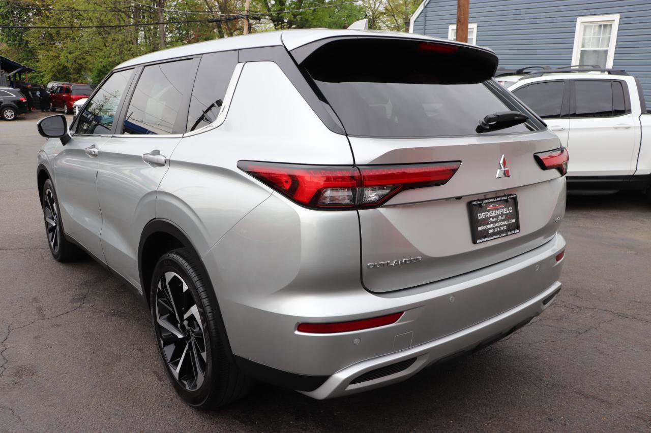 Used 2024 Mitsubishi Outlander AWD image 3
