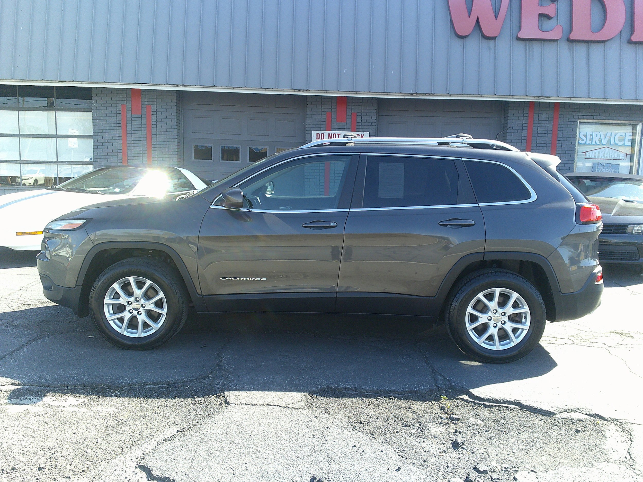Used 2017 Jeep Cherokee Latitude w/ Cold Weather Group AWD/4WD image 2