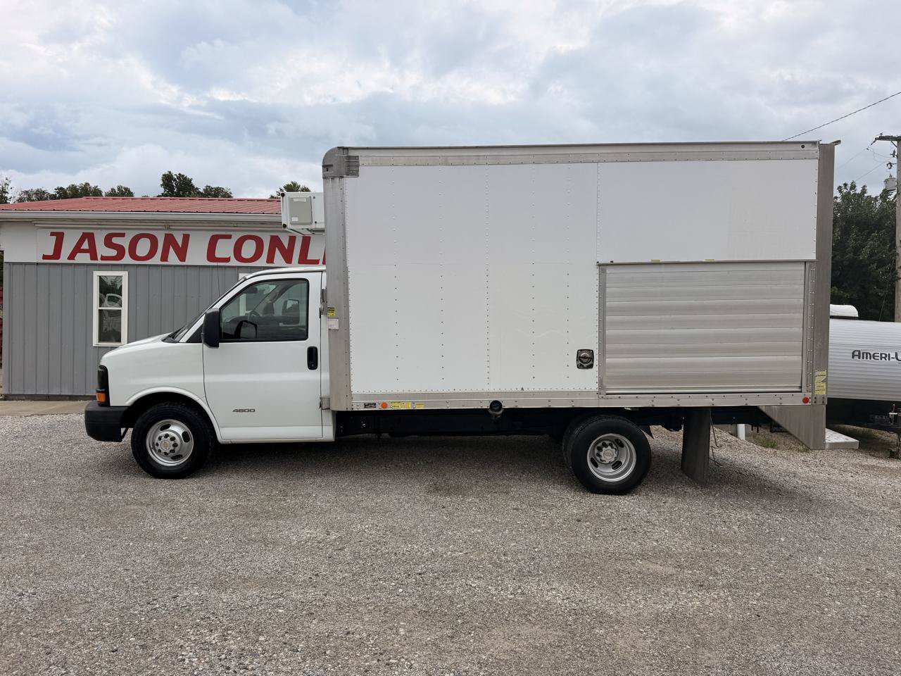 Used 2015 Chevrolet Express 4500 RWD image 1