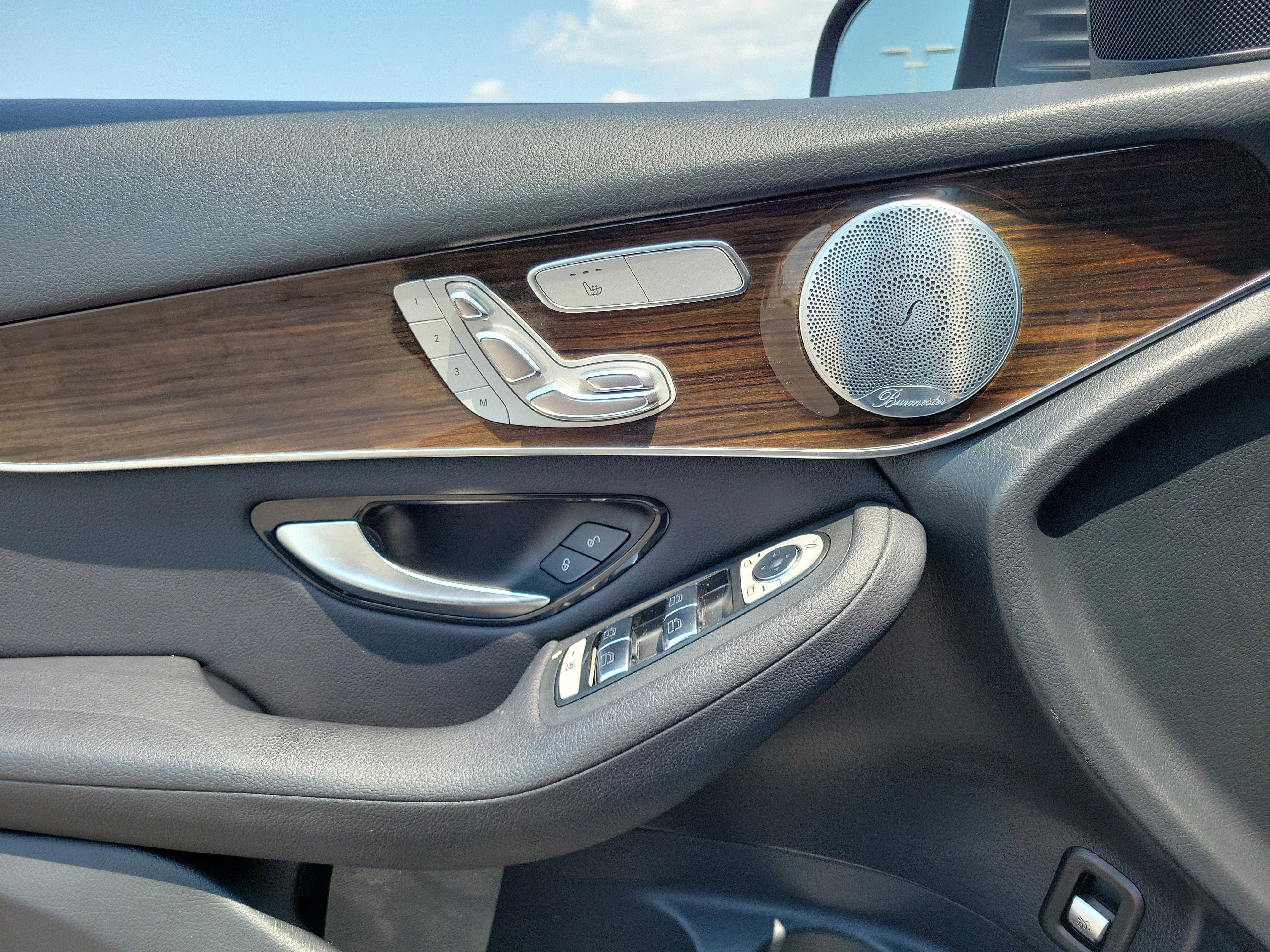 Used 2020 Mercedes-Benz GLC 300 w/ Premium Package image 17