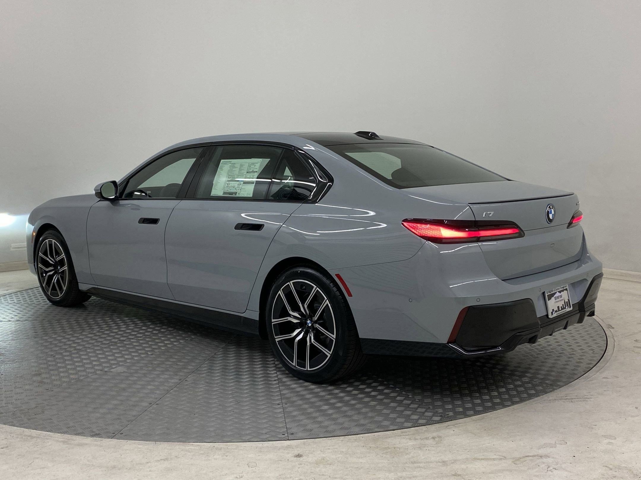 Used 2025 BMW i7 xDrive60 AWD/4WD image 3