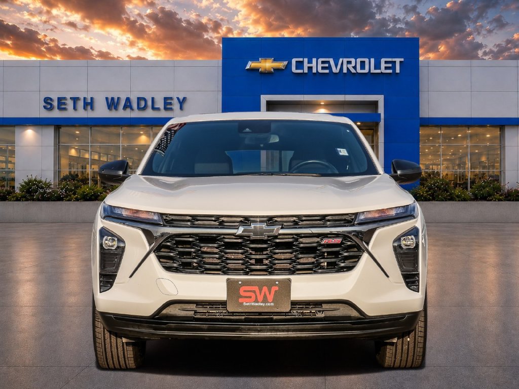 Used 2025 Chevrolet Trax RS w/ Sunroof Package FWD image 2