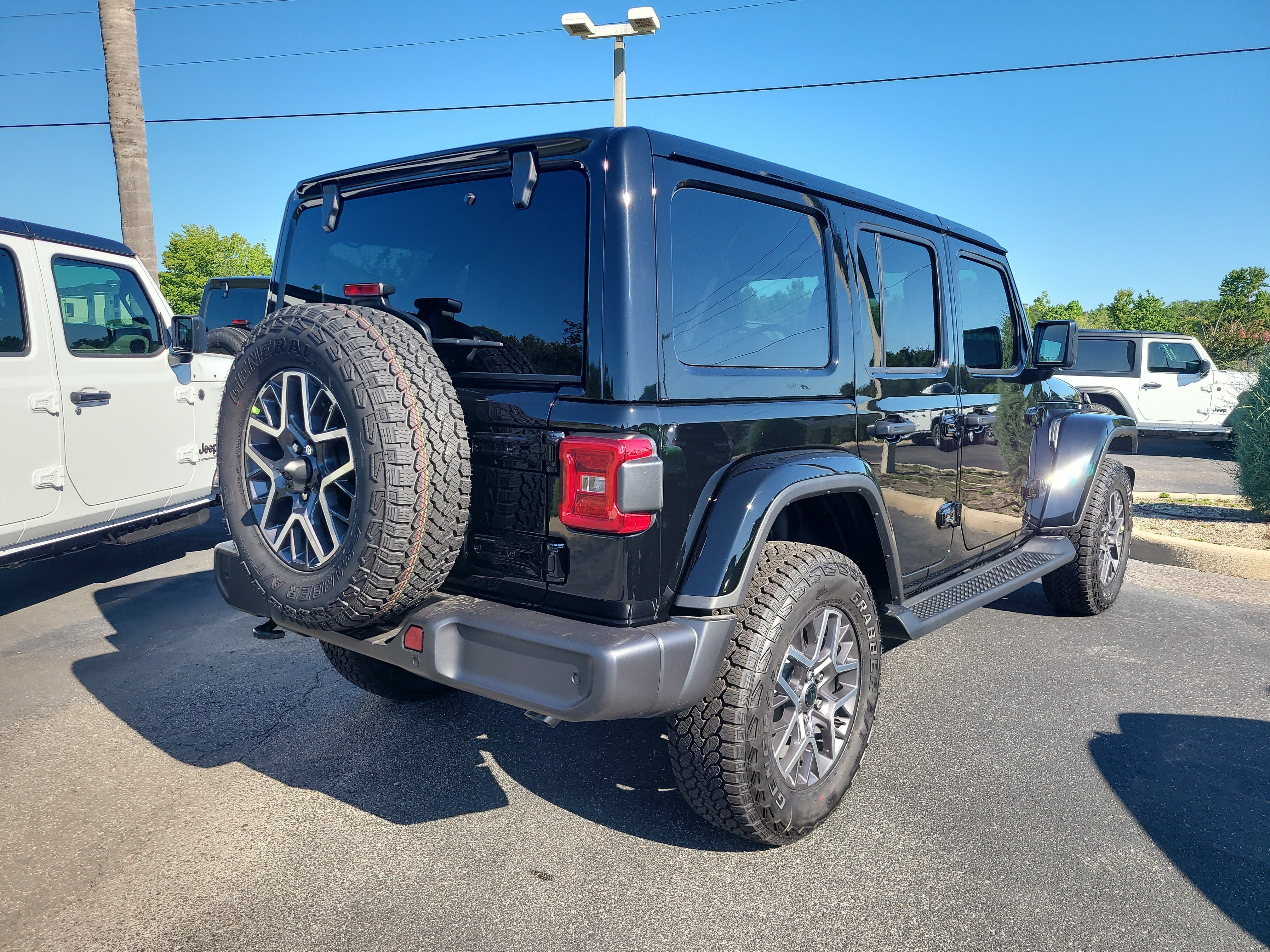 New 2026 Jeep Wrangler Unlimited Sahara AWD/4WD image 5