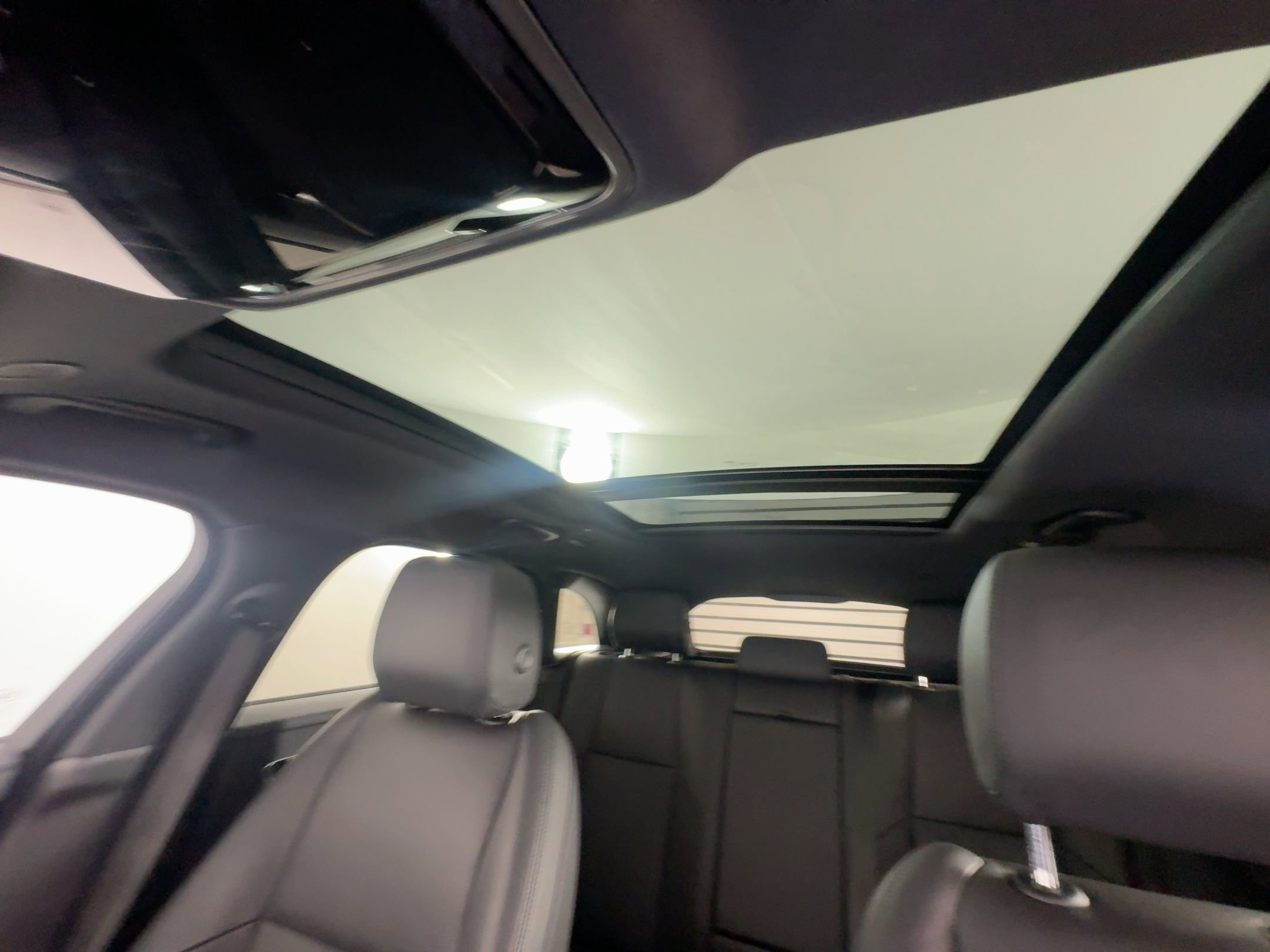 Used 2025 Land Rover Range Rover Velar Dynamic SE image 17