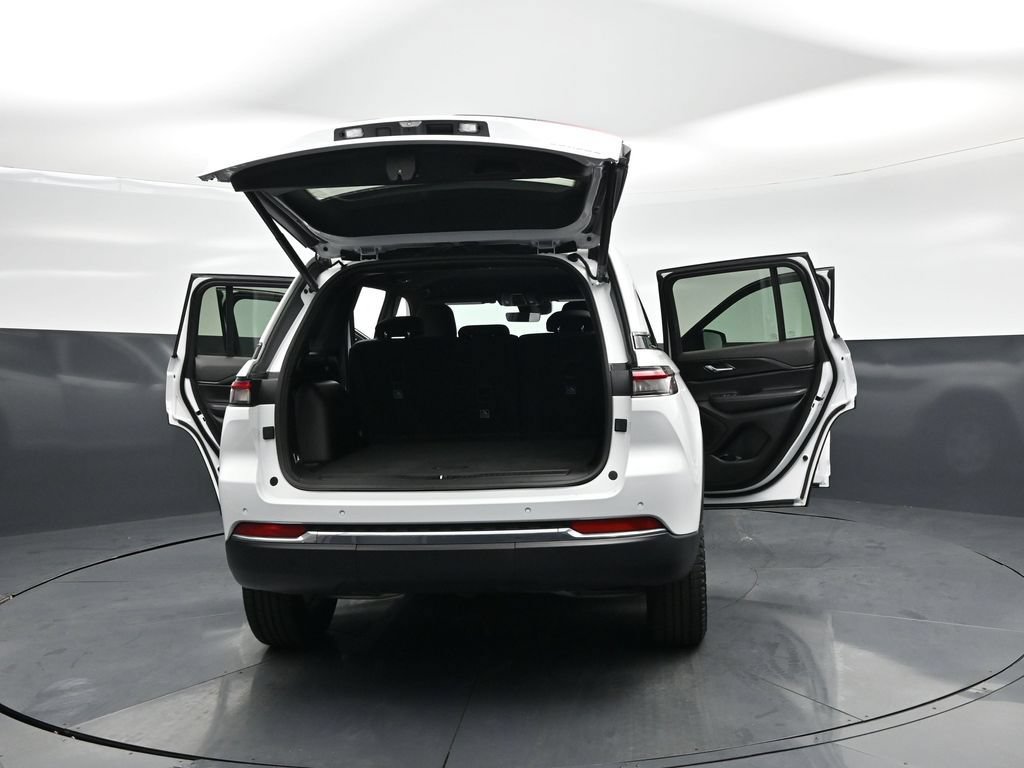 Used 2025 Jeep Grand Cherokee Laredo w/ Luxury Tech Group I AWD/4WD image 30