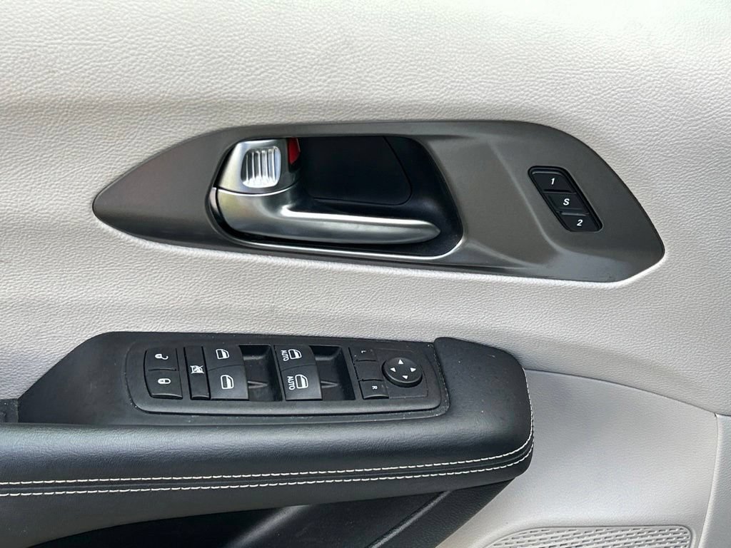 Used 2023 Chrysler Pacifica Touring-L FWD image 18