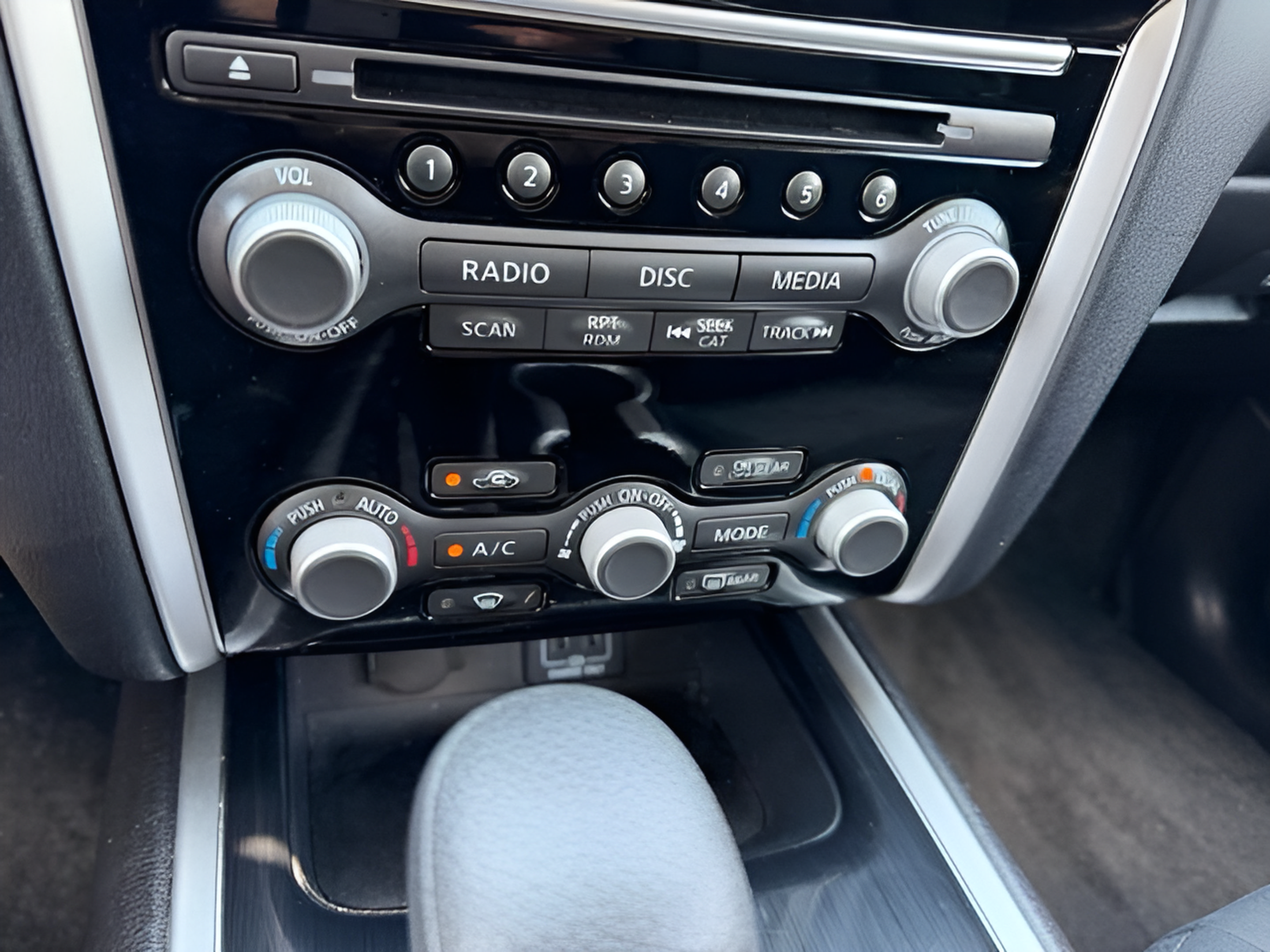 Used 2018 Nissan Pathfinder S AWD/4WD image 19