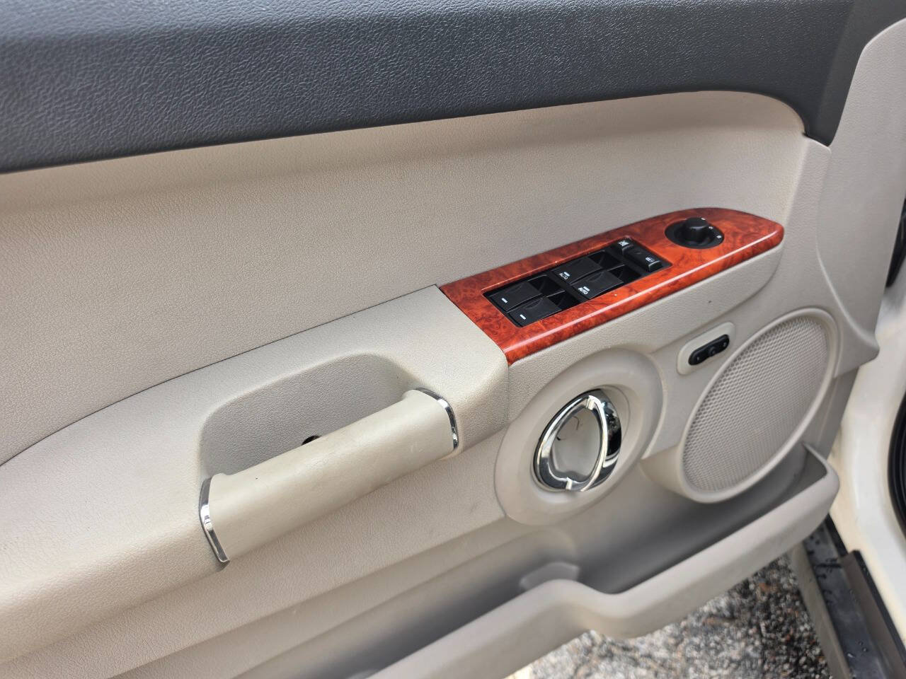 Used 2006 Jeep Commander Limited RWD image 9