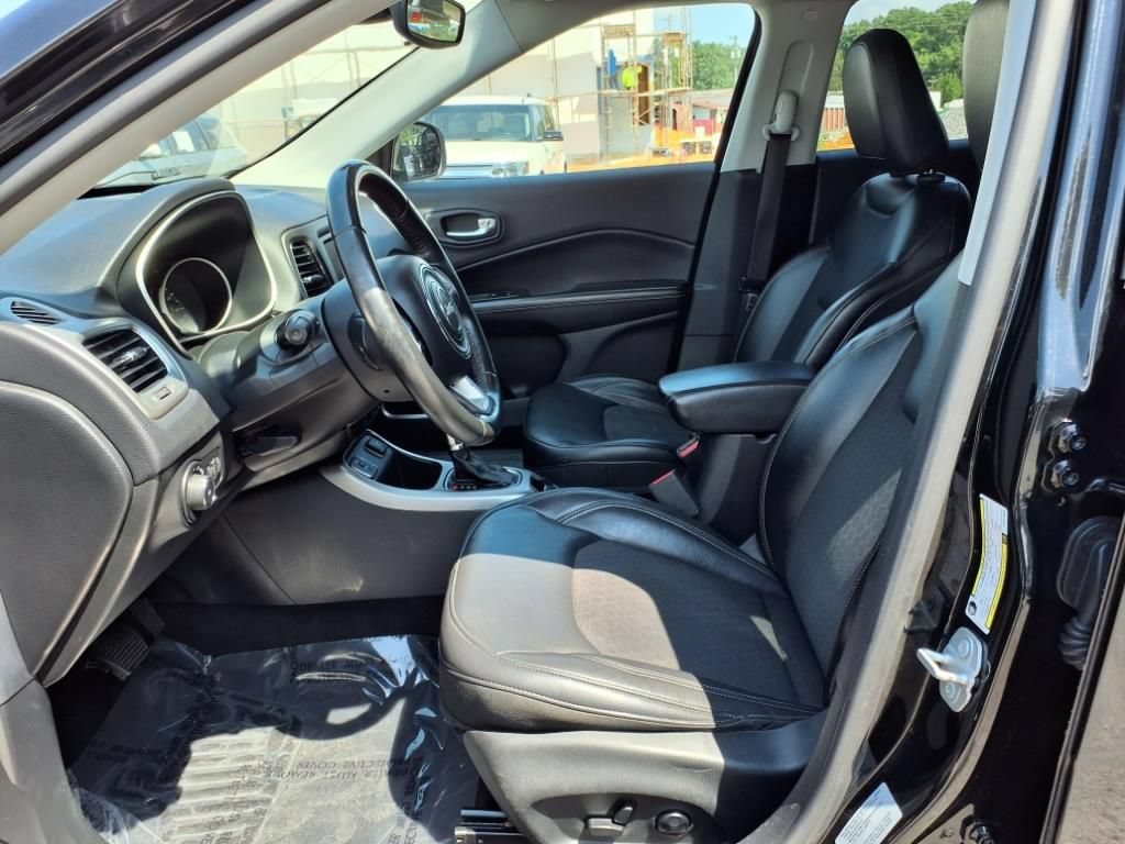 Used 2017 Jeep Compass Latitude FWD image 8