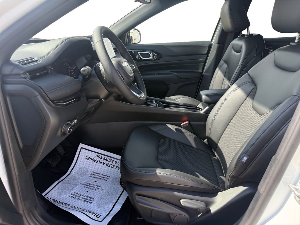 New 2026 Jeep Compass Latitude image 9