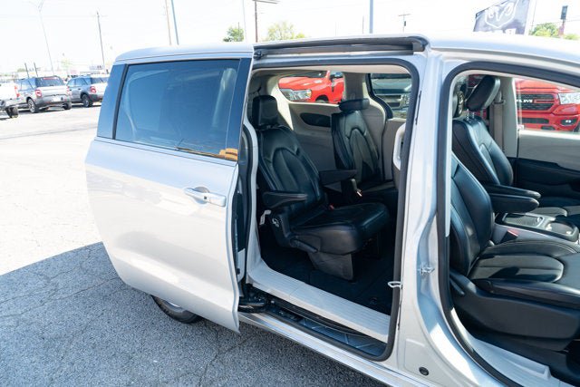 Used 2023 Chrysler Pacifica Touring-L FWD image 14