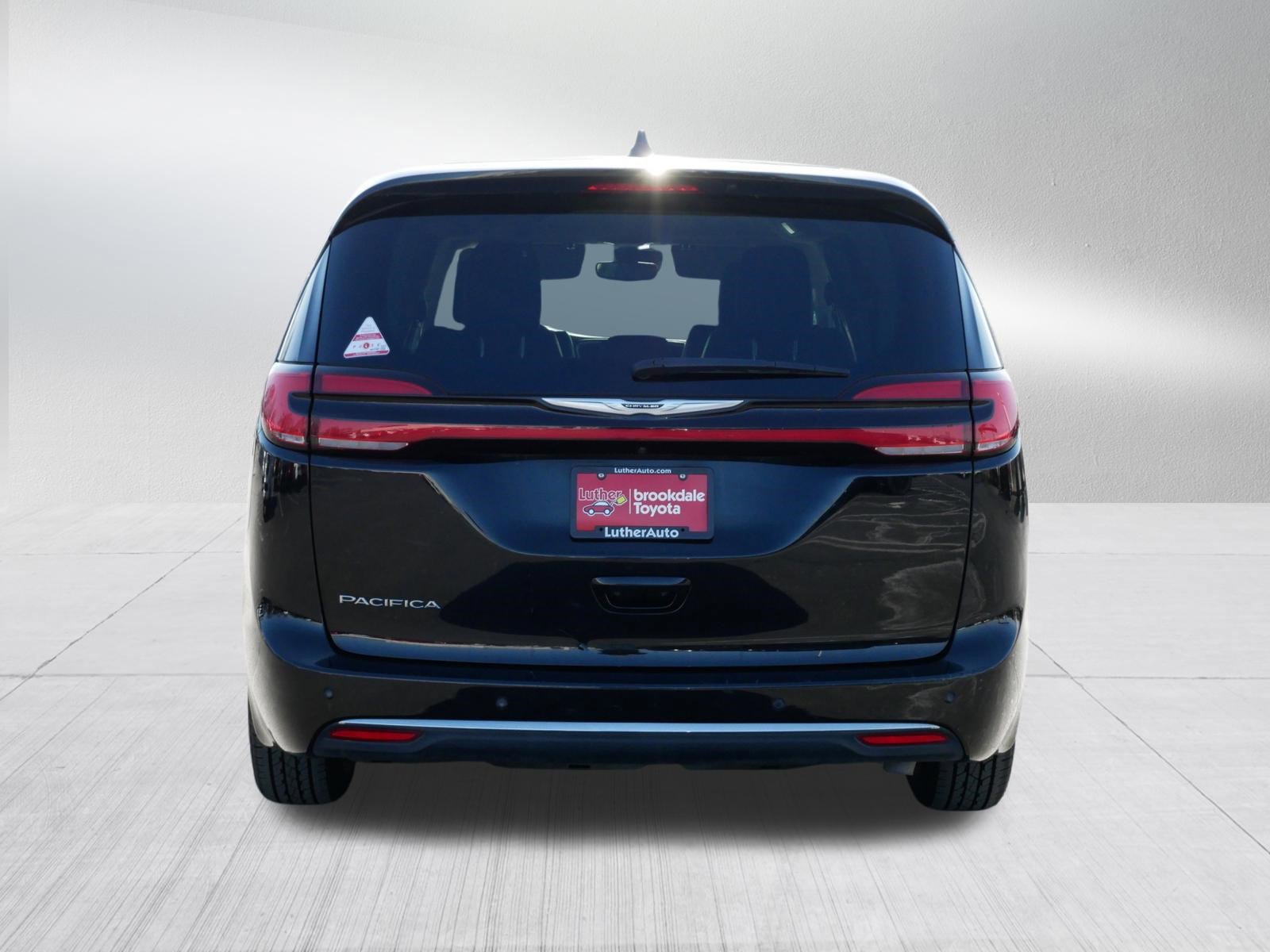 Used 2024 Chrysler Pacifica Touring-L image 6