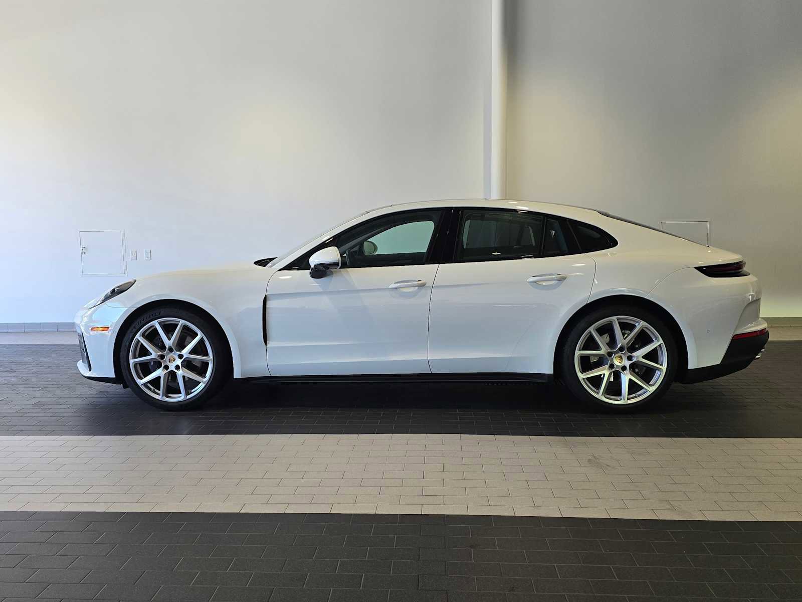 Used 2024 Porsche Panamera 4 image 2