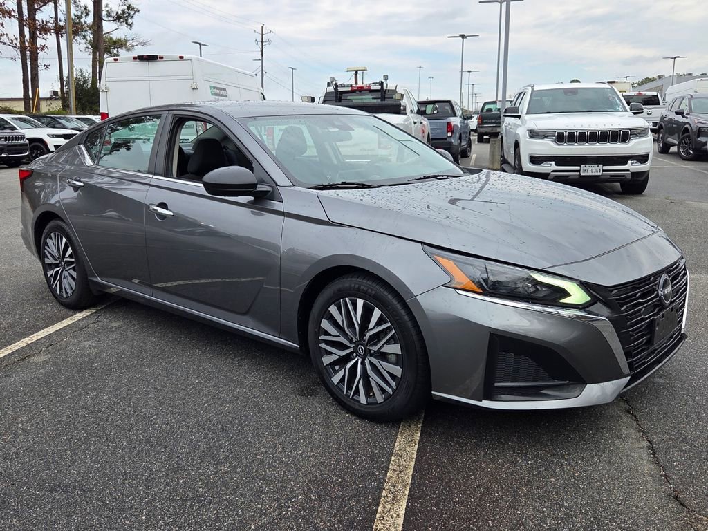 Used 2024 Nissan Altima 2.5 SV image 1