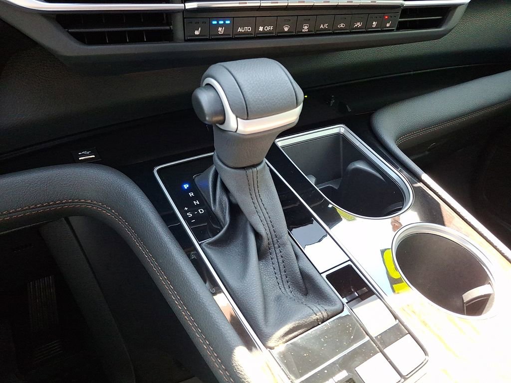 Used 2025 Toyota Sienna Platinum AWD/4WD image 18