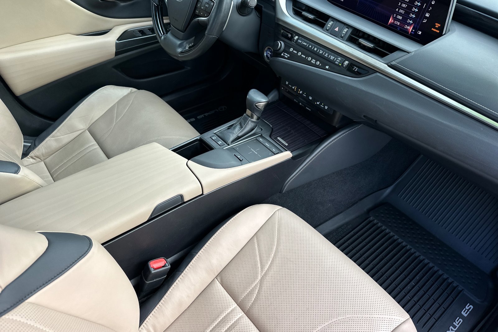 Used 2020 Lexus ES 300h w/ Luxury Package image 15